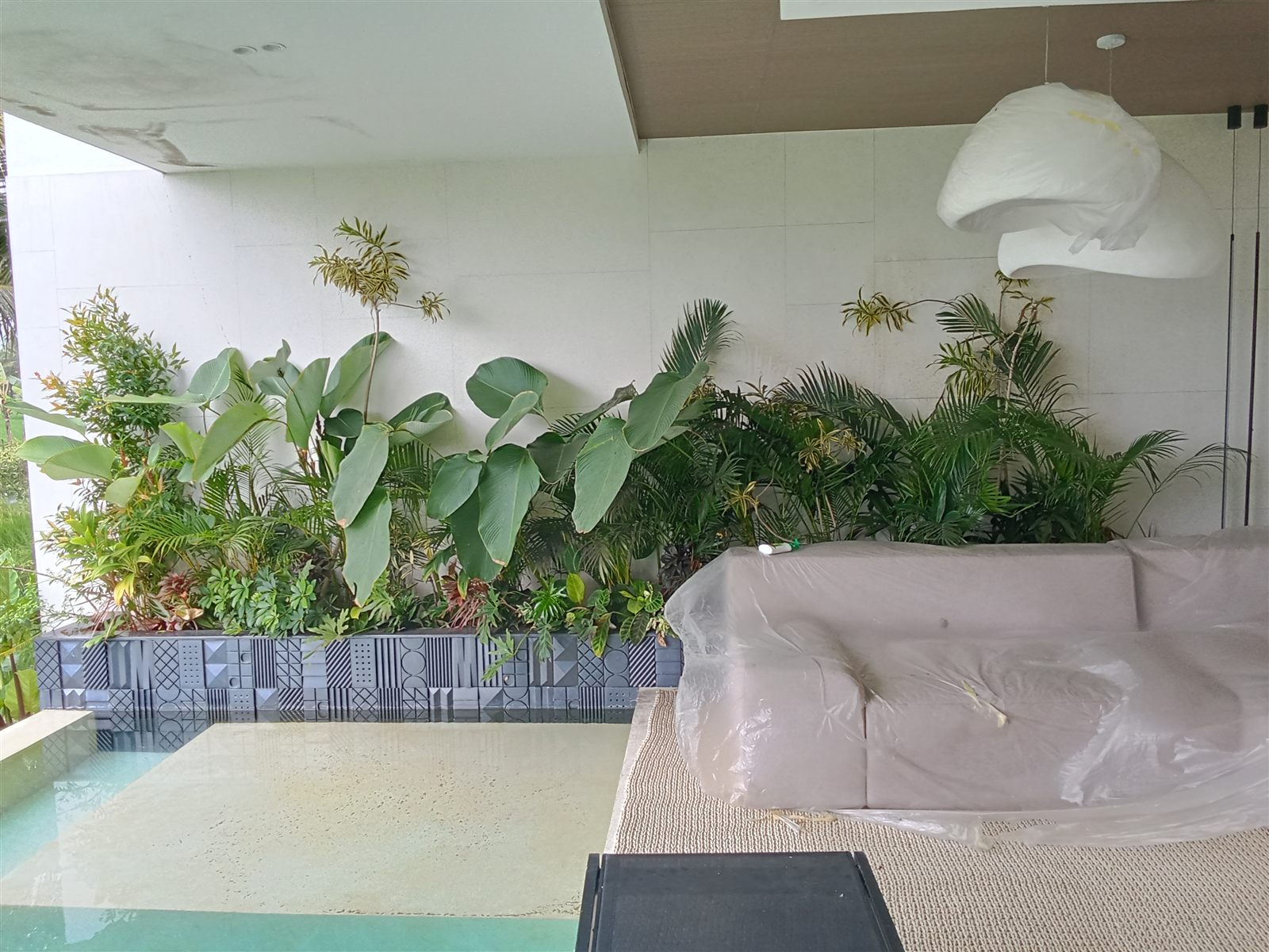 Taman Tepi Air & Planter Box Modern